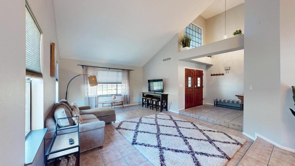 ファミリー アパートメント パティオ マウンテンビュー | リビング エリア | 60 インチのスマートテレビ (ケーブル放送視聴可)