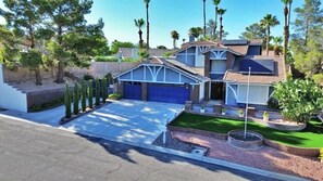 Exterior - Family Oasis Ranch 3BR Pool Mystic Falls (Las Vegas)