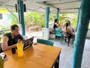 Outdoor dining - The Bocas Corner Hostel (Bocas del Toro)