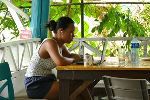 Outdoor dining - The Bocas Corner Hostel (Bocas del Toro)