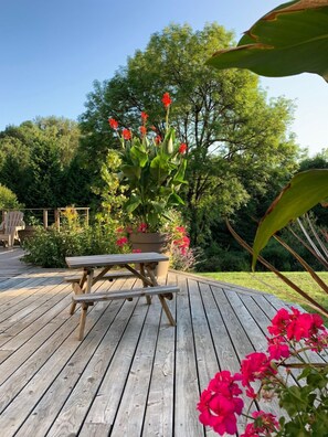 Outdoor dining - Aux Sources du Paradis (FAYL-BILLOT)