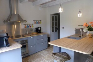 Microwave, oven, dishwasher, high chair - Aux Sources du Paradis (FAYL-BILLOT)