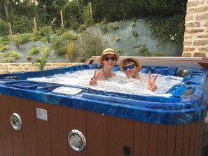 Outdoor spa tub - Aux Sources du Paradis (FAYL-BILLOT)