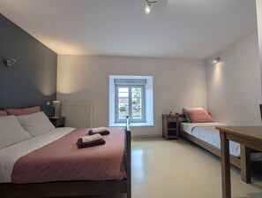 7 dormitorios, cuna de viaje, wifi gratis y ropa de cama
