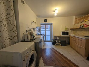 Een magnetron, een oven, een vaatwasser