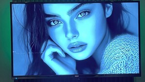 Ein Flachbildfernseher ist an einer Wand mit dunkler, vertikaler Wandverkleidung angebracht.