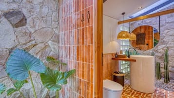 Vila Standar, balkon, pemandangan kolam renang | Kamar mandi
