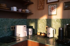 Fridge, stovetop, coffee/tea maker, electric kettle