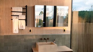 Dusche, umweltfreundliche Kosmetikartikel, Haartrockner, Bidet