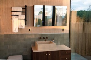 Shower, eco-friendly toiletries, hair dryer, bidet - Dew:Glass Cabin, Pool, HI-VIEW, fire pit, grill (Coldspring)