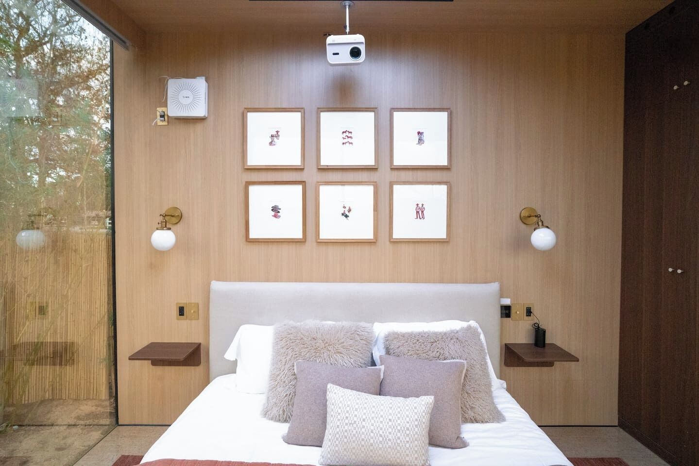 Tabla de planchar con plancha, cuna de viaje, wifi y ropa de cama 