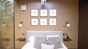 Iron/ironing board, travel crib, WiFi, bed sheets