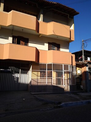 Exterior detail - Comfortable ground-floor apartment facing the street, 10 minutes from the beautiful Itaparica beach. (Vila Velha)