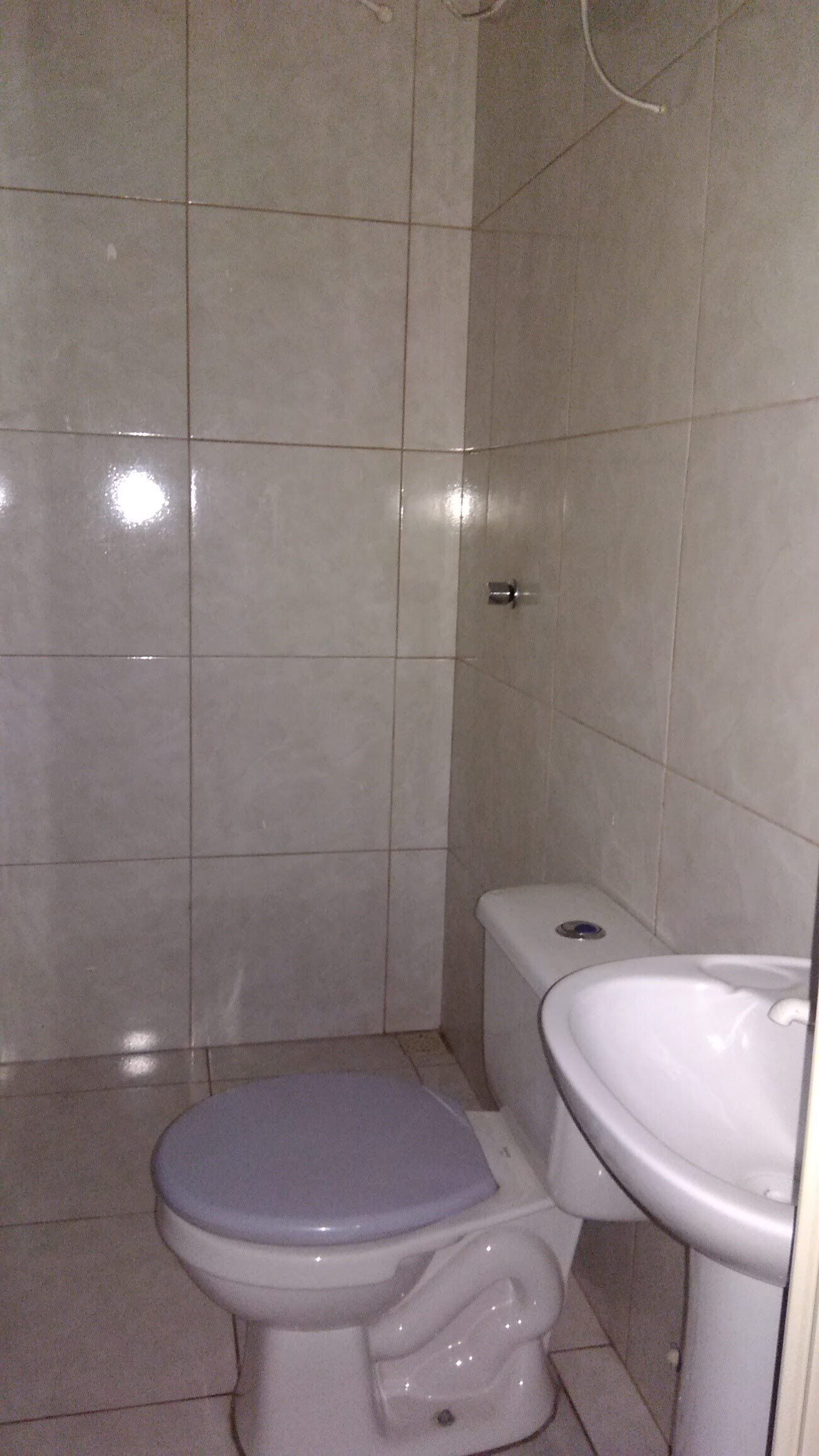 Toalhas de banho, sabonete, papel higiênico 