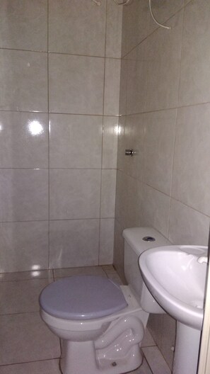Towels, soap, toilet paper - Comfortable ground-floor apartment facing the street, 10 minutes from the beautiful Itaparica beach. (Vila Velha)