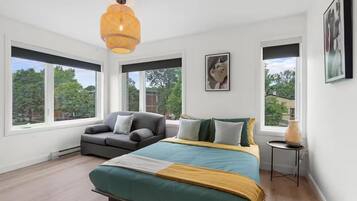 3 quartos, ferros/tábuas de passar roupa, berço de viagem