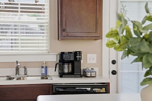Cafetière/bouilloire, réfrigérateur, micro-ondes, four