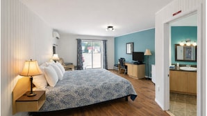 A hotel room with a bed, desk, and bathroom. - Motel Au Vieux Frontenac (Thetford Mines)
