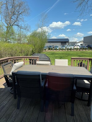Outdoor dining - Cozy 3-bedroom house in lovely Rochester with AC and charm (Rochester)