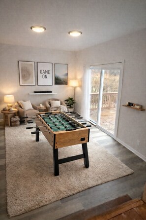 Game room - Cozy 3-bedroom house in lovely Rochester with AC and charm (Rochester)