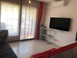 TV - Apartment in Empuriabrava located in front of the canals (Empuriabrava)