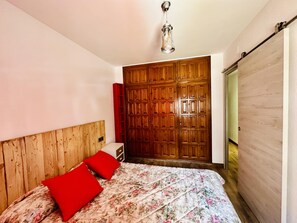 Iron/ironing board - Apartment in Empuriabrava located in front of the canals (Empuriabrava)