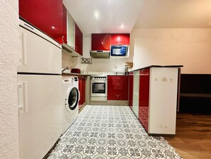 Fridge, microwave, oven, coffee/tea maker - Apartment in Empuriabrava located in front of the canals (Empuriabrava)