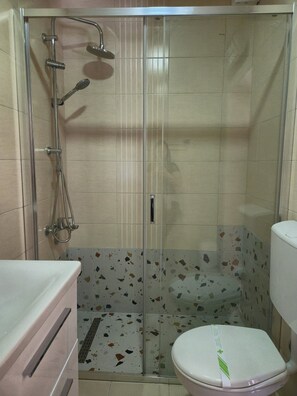 Apartment, City View | Bilik Mandi | Kelengkapan dandanan diri percuma, pengering rambut, tuala disediakan 