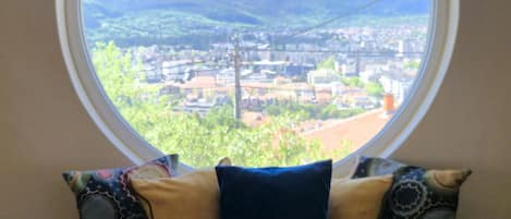Apartamento, sacada, vista para a cidade | Área de estar