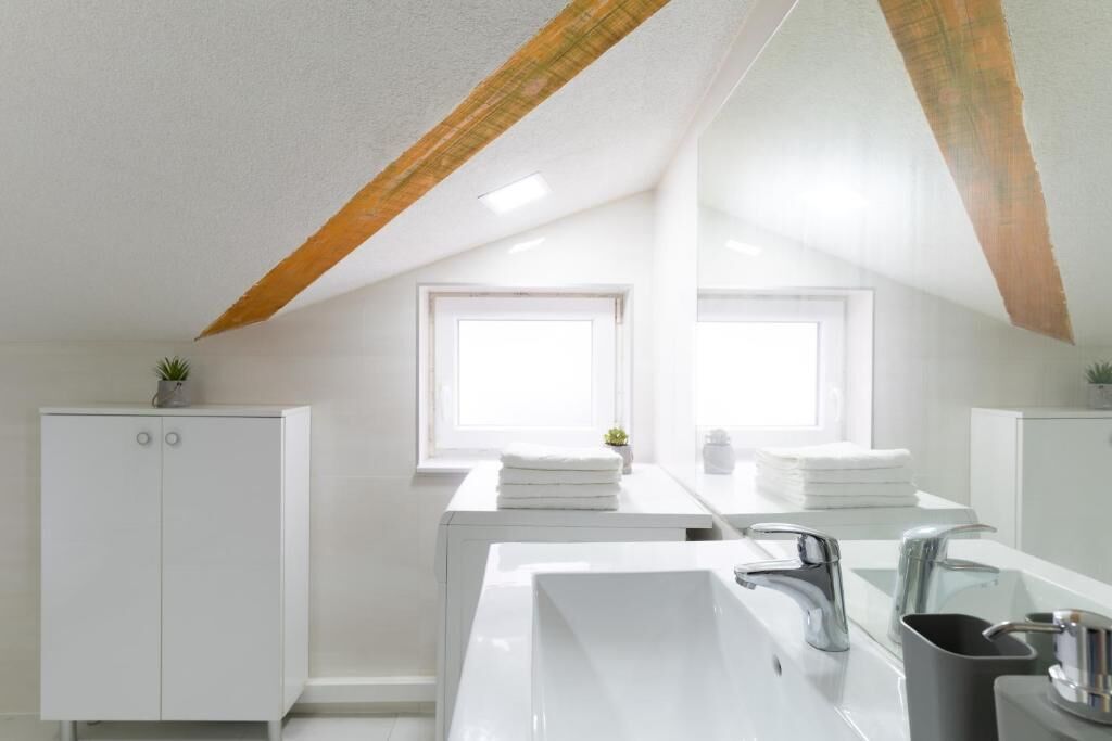 Apartment, Balkon, Stadtblick | Badezimmer | Kostenlose Toilettenartikel, Haartrockner, Handtücher, Seife