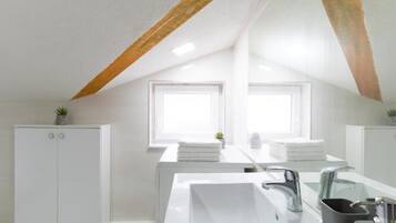 Apartment, Balkon, Stadtblick | Badezimmer | Kostenlose Toilettenartikel, Haartrockner, Handtücher, Seife