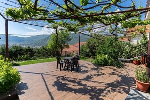 Outdoor dining - Pure Sky Apartments with pool (Mostar)