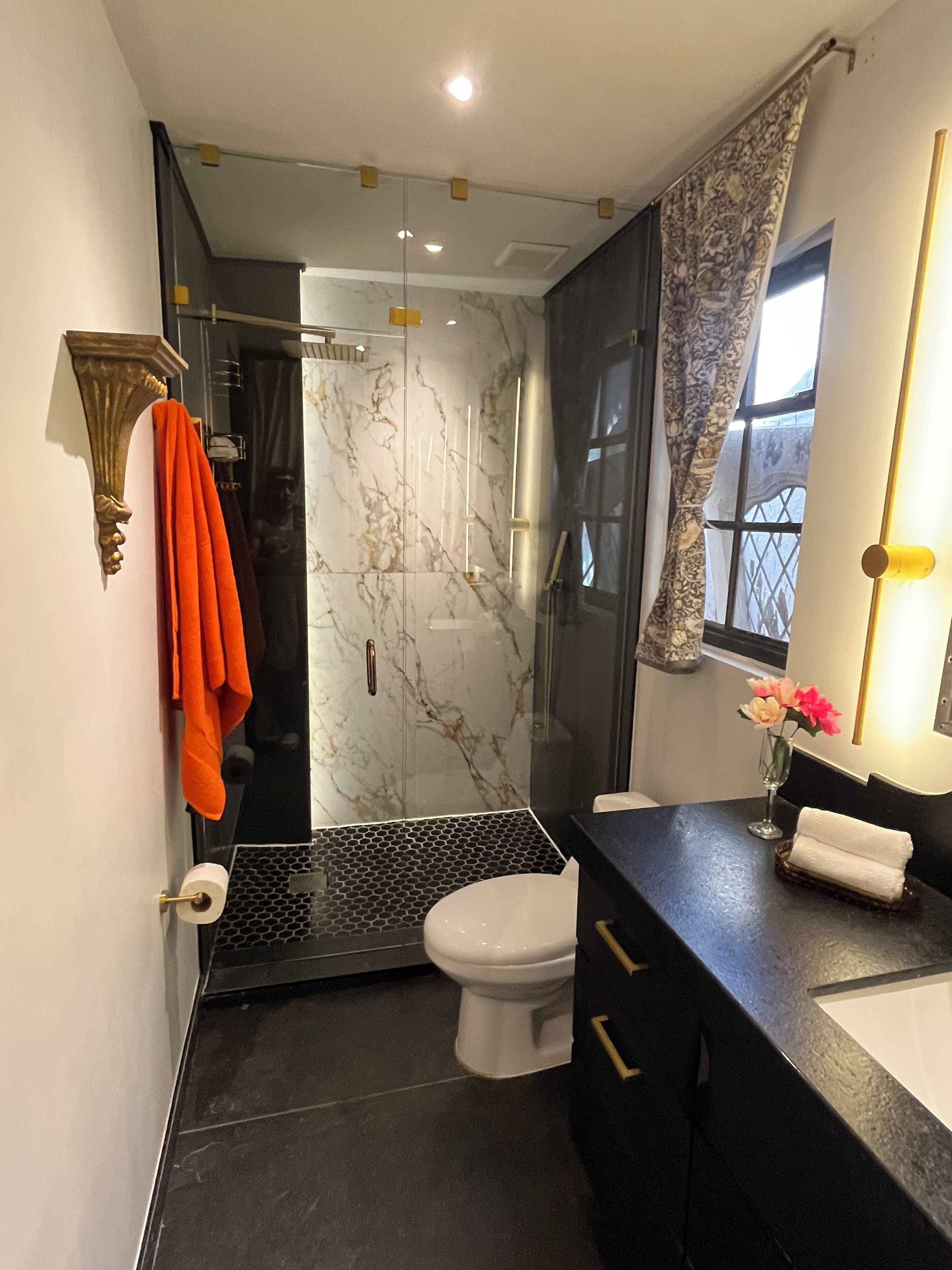 淋浴设施、吹风机、坐浴桶、毛巾