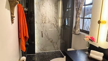 Suihku, hiustenkuivaaja, bidee, pyyhkeet