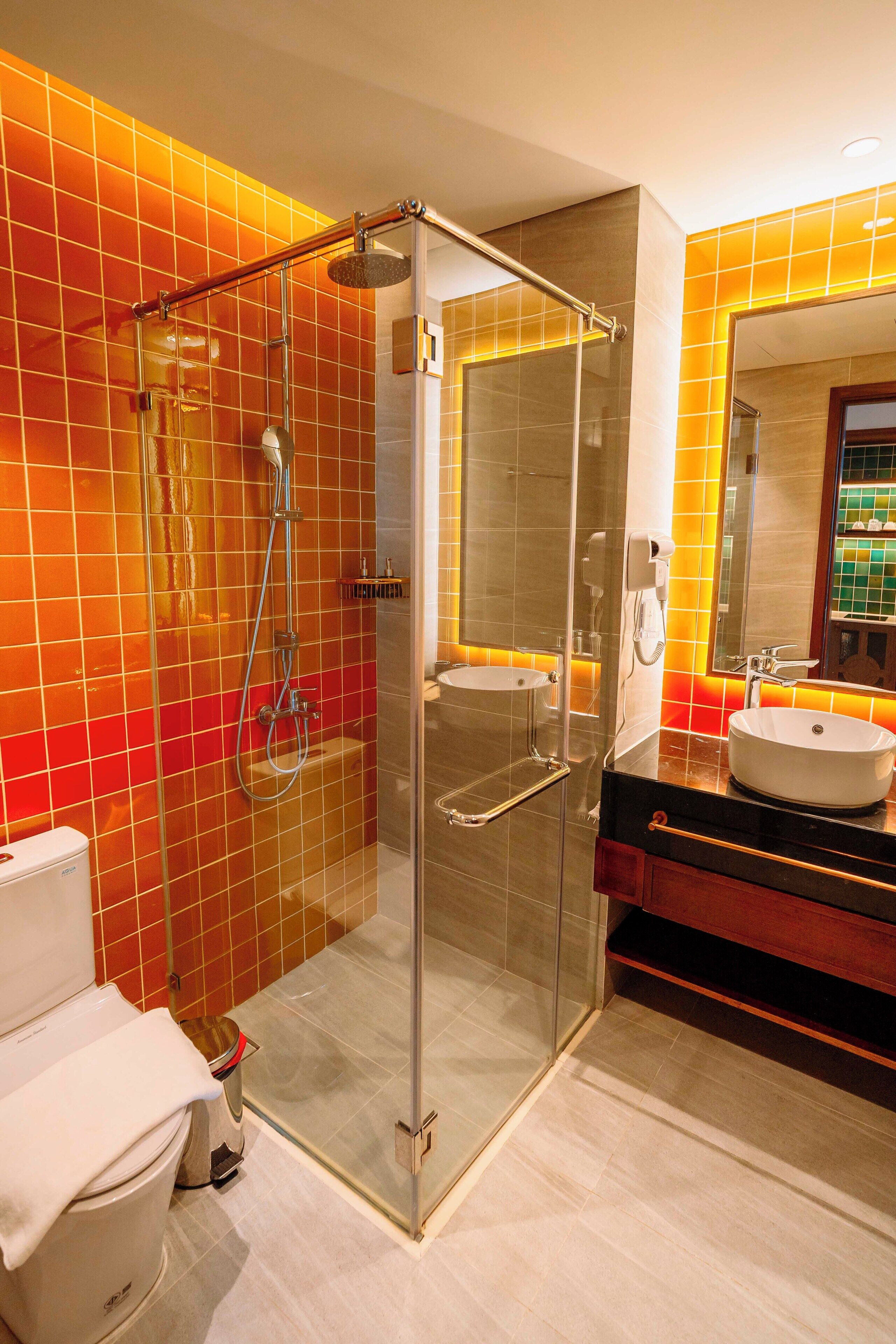 Suite – premier, privat basseng, sjøutsikt | Bad | Dusj, toalettartikler (inkludert), hårføner og håndklær