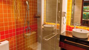 Suite – premier, privat basseng, sjøutsikt | Bad | Dusj, toalettartikler (inkludert), hårføner og håndklær