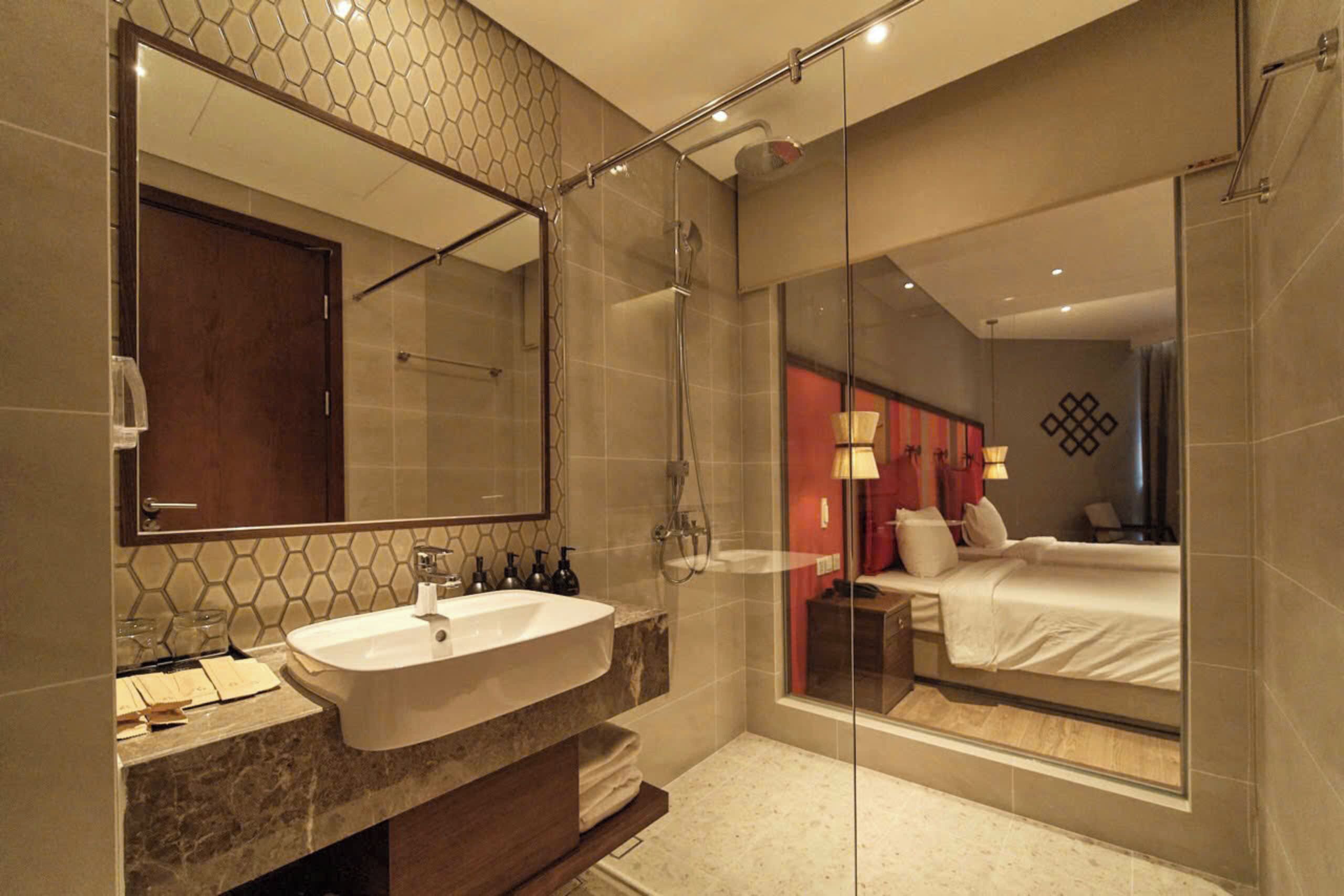 Quarto luxo, vista para o oceano | Banheiro | Chuveiro, produtos de toalete grátis, secador de cabelo 