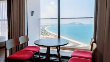 Appartement Deluxe, balcon, vue mer | Coin séjour