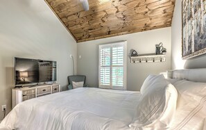 2 bedrooms, desk, iron/ironing board, free WiFi - NEW! Connosha Cottage Cabin Getaway w/ Hot Tub in Resort (Ellijay)