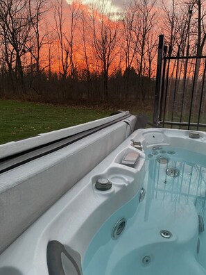 Outdoor spa tub - Couples Countryside Retreat with hot tub and nearby wineries (Pelham)