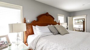 Iron/ironing board, WiFi, bed sheets - Couples Countryside Retreat with hot tub and nearby wineries (Pelham)