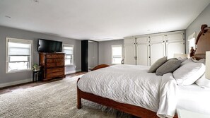 Iron/ironing board, WiFi, bed sheets - Couples Countryside Retreat with hot tub and nearby wineries (Pelham)
