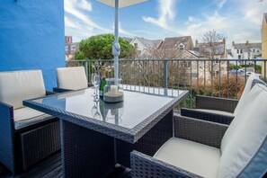 Outdoor dining - Caldey Island View - 2 Bedroom Apartment - Tenby (Tenby)