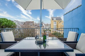Outdoor dining - Caldey Island View - 2 Bedroom Apartment - Tenby (Tenby)