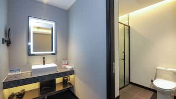 Habitación individual Confort | Baño | Ducha, secador de pelo, zapatillas y toallas