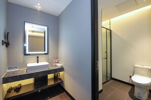 Quarto solteiro conforto | Banheiro | Chuveiro, secador de cabelo, chinelos, toalhas de banho