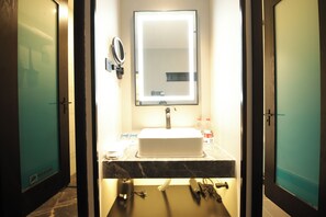Shower, hair dryer, slippers, towels - XiYuan Hotel (Beijing)