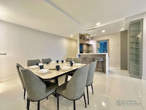 Superior Apartment, 4 Bedrooms, Balcony, Sea View | Tempat makan