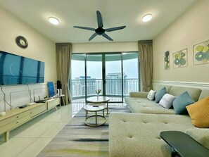 Apartamento Deluxe, 4 habitaciones, balcón, vistas al mar | Zona de estar