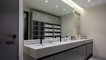 Shared Dormitory, Men only, Non Smoking